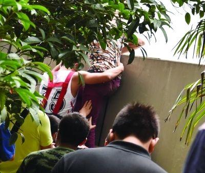 2小時后，該包工頭終于被抱下來了。