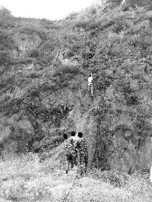 經(jīng)過三個(gè)半小時(shí)的緊張救援，半山腰的男子被成功救下 消防供圖