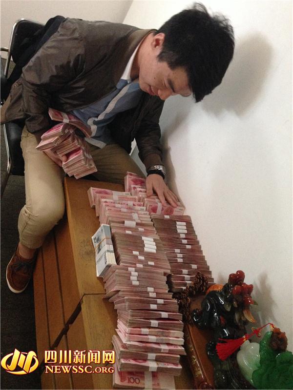 警方在犯罪嫌疑人手機(jī)中發(fā)現(xiàn)的照片，犯罪嫌疑人正在數(shù)騙來的贓款（警方提供）。