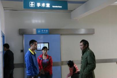 宇宇的父母和爺爺一直守候在手術(shù)室外。