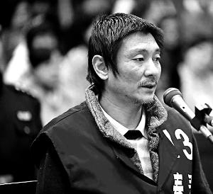 庭審時(shí)，鄭東稱自己想隨女兒一起去，請(qǐng)求法院判他死刑立即執(zhí)行