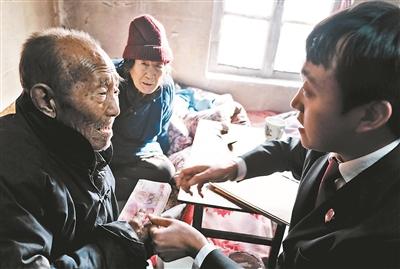 法官送去贍養(yǎng)費(fèi)。