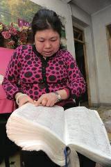 背單詞，是很多學(xué)生學(xué)習(xí)英語時最頭疼的事兒，而西安51歲大學(xué)英語老師李艷芝在兩年內(nèi)背完《英漢大詞典》22萬個英語詞匯，學(xué)生稱贊其為一本活的《英漢大詞典》；兒子自小患有自閉癥，生活不能自理，20年前又與丈夫離婚，面對生活的不幸，她秉承“你必須一直向前”的信念。