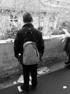 “娃在湖南上大學(xué)，馬上就要畢業(yè)了，所以我經(jīng)常在網(wǎng)上瀏覽咸陽、西安的招聘信息，想讓他畢業(yè)后留在我和他媽身邊……”3月14日，秦都區(qū)人才交流中心在區(qū)政府二樓舉辦招聘會(huì)，一名50多歲的“求職者”吸引了不少人的目光。據(jù)悉，此次招聘會(huì)共有市內(nèi)外112家企業(yè)參加，提供就業(yè)崗位3200個(gè)。