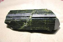 近日，商南縣奇石愛好者潘某在青山鎮(zhèn)鐵礦開采區(qū)發(fā)現(xiàn)一塊疑似綠簾石，有待相關專家和權(quán)威機構(gòu)認定。