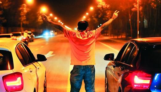 2013年8月25日凌晨，北京，在東壩大街路口進(jìn)行的一場飆車。