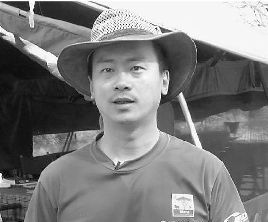 公務員辭職去非洲保護動物 遇險曾被獅子搭救 公務員辭職去非洲保護動物 遇險曾被獅子搭救