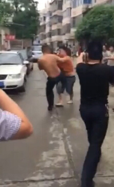 網(wǎng)曝長(zhǎng)沙警察上班喝酒開(kāi)警車(chē)打人警方已調(diào)查 網(wǎng)曝長(zhǎng)沙警察上班喝酒開(kāi)警車(chē)打人警方已調(diào)查