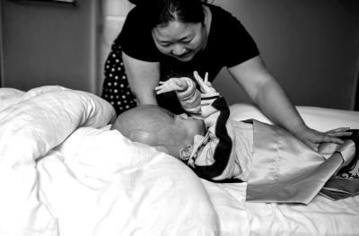 江西“大頭娃娃”順利出院 頭圍達78厘米(圖) 江西“大頭娃娃”順利出院 頭圍達78厘米(圖)