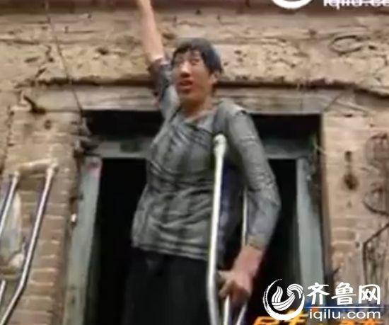 山東菏澤現(xiàn)第一“巨人” 比姚明高9公分(圖) 山東菏澤現(xiàn)第一“巨人” 比姚明高9公分(圖)