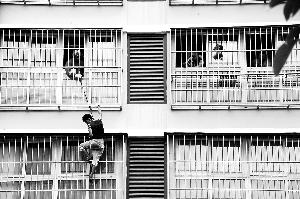 小偷盜8樓被發(fā)現(xiàn) 欲逃被圍堵蹲4樓防盜窗7小時