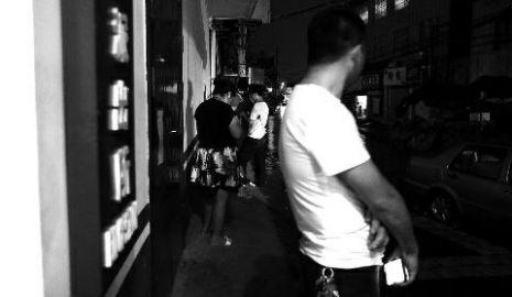 通過(guò)聊天軟件陌陌，男子小黃認(rèn)識(shí)了女孩小李，兩三天后，兩人就住到了一起。但好景不長(zhǎng)，兩人在一起僅過(guò)了十幾天，戀愛(ài)關(guān)系即破裂，小黃稱曾給小李花了一萬(wàn)余元。日前，小黃以詐騙為由將小李帶到派出所。