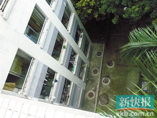 據(jù)目擊者稱,當(dāng)時墜樓者躺在右排中、下兩個井蓋中間附近。