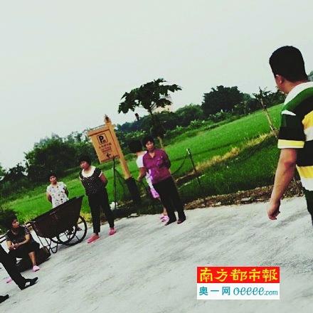 張敬軒微博發(fā)布拍戲遭村婦攔路索“買路錢” 張敬軒微博發(fā)布拍戲遭村婦攔路索“買路錢”