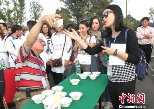 圖為外國友人品嘗揚(yáng)州炒飯?！〈藜衙鳌z