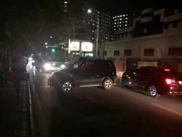 10月22日被推到路面的車攔住了公交車。（圖據(jù)網(wǎng)絡(luò)）