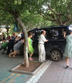 今年夏天壩壩舞成員將一輛小車推向公路。（圖據(jù)網(wǎng)絡(luò)）