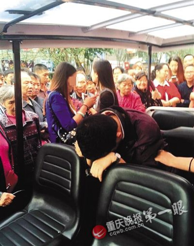 偷拍男子（前）照片來源于網(wǎng)絡(luò)，請(qǐng)作者與重慶晚報(bào)聯(lián)系