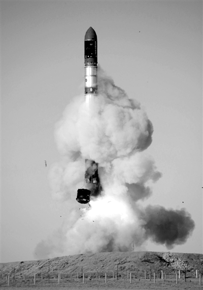 　2007年6月15日，俄羅斯在哈薩克斯坦的軍事場(chǎng)地試射一枚“RS-20”導(dǎo)彈。尚未有媒體公布新型固