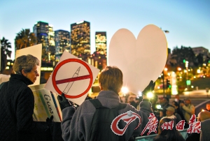 　14日，在美國首都華盛頓白宮外，民眾舉行燭光集會，悼念當日康涅狄格州桑迪胡克小學(xué)槍擊案遇難者，呼吁