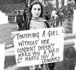 一名印度女孩抗議強(qiáng)奸暴行。