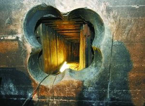 隧道頂端及四周用板材固定。 人民網照片