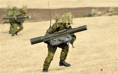 “作戰(zhàn)” 1月13日，日本自衛(wèi)隊一隊員在新年軍演中手持武器，發(fā)動進攻。媒體尚未公布1月22日的美日聯(lián)合軍演圖片。