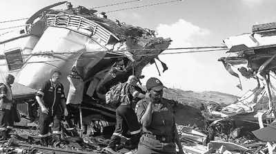 圖為救援人員在火車(chē)相撞事故現(xiàn)場(chǎng)忙碌。新華社發(fā)