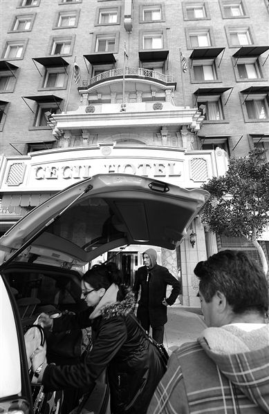 20日，美國洛杉磯，塞西爾酒店房客薩拜娜乘出租車離開酒店。由于擔(dān)心水質(zhì)受到污染，目前已有27戶房客離開塞西爾酒店。
