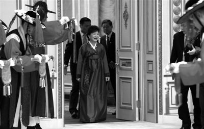 2月25日，韓國首爾，韓國首位女總統(tǒng)樸槿惠身著傳統(tǒng)韓服出席晚宴。