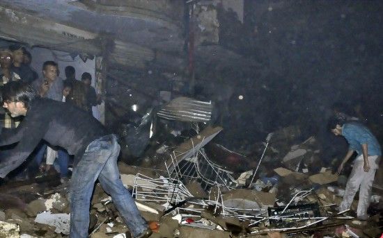 3月3日，在巴基斯坦南部城市卡拉奇，救援人員在爆炸現(xiàn)場工作。