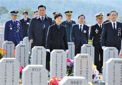 26日，韓國(guó)總統(tǒng)樸槿惠參加“天安”艦事件3周年紀(jì)念活動(dòng)，悼念在事件中身亡的韓國(guó)士兵。