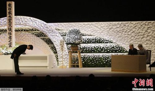 “3·11”東日本大地震兩周年紀念追悼儀式在東京舉行，日本明仁天皇與皇后、首相安倍晉三出席