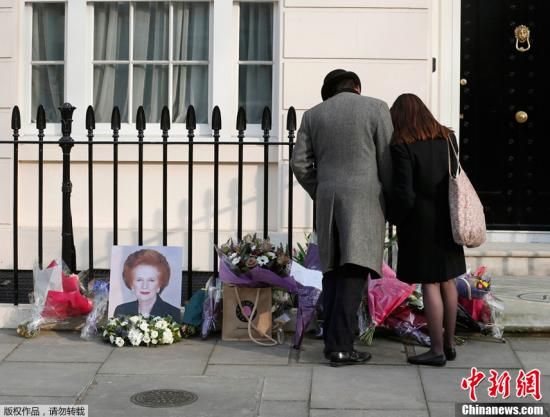 當(dāng)?shù)貢r(shí)間2013年4月8日，英國(guó)倫敦，民眾在英國(guó)前首相撒切爾夫人位于倫敦的住所前進(jìn)行悼念活動(dòng)。