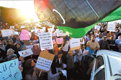 10日，利比亞首都的黎波里，當(dāng)?shù)厥忻裨诶葋喭饨徊客馐就?，抗議“政治隔離法”。圖/東方IC