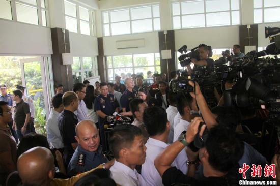 　　6月1日，菲律賓內(nèi)政部長羅哈斯在菲國家警察部隊(duì)司令普里斯馬等人陪同下召開記者會(huì)，介紹環(huán)球城公寓樓