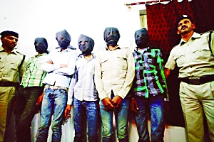 印度一個特別法庭20日宣布，判處卷入瑞士女游客遭輪奸案的6名男子終身監(jiān)禁。檢方對判決結(jié)果感到滿意，但表示不排除被告上訴可能。