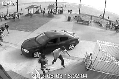 監(jiān)控錄像截屏圖：3日，美國洛杉磯市，一輛汽車沖進(jìn)威尼斯海灘棧道上的人群。圖/東方IC