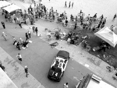 3日，美國洛杉磯，威尼斯海灘上血跡斑斑，警方正在調(diào)查。圖/東方IC