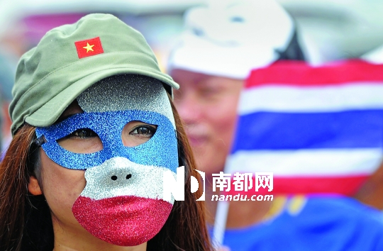 4日，一名泰國反政府人士頭戴面具在首都曼谷參加集會。