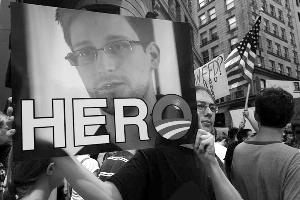 支持者舉著斯諾登和“英雄”字樣的海報 支持者舉著斯諾登和“英雄”字樣的海報
