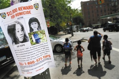 2013年7月23日，貼在紐約街頭的征詢線索傳單，這天是“希望寶寶”被發(fā)現(xiàn)遇害的日子，每年這天警方都