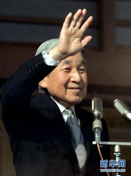 當(dāng)?shù)貢r(shí)間12月23日，在位于日本東京的皇宮，日本明仁天皇向民眾致意。