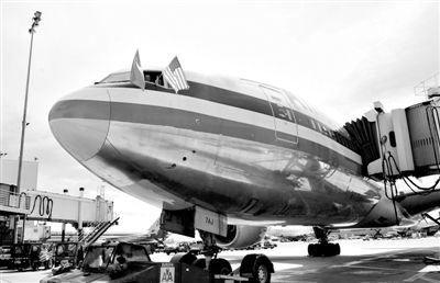 2011年4月5日，美國(guó)航空公司為洛杉磯至上海首條直飛航線的開通舉行剪彩儀式。目前，美國(guó)航空、美國(guó)聯(lián)合航空和達(dá)美航空已經(jīng)向中國(guó)提交了飛行計(jì)劃。