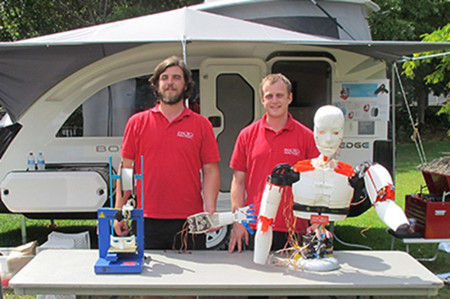 皮尤和尼克爾斯基與他們的3D機(jī)器人。