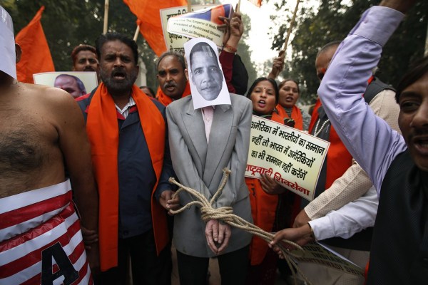 印度新德里民眾憤而示威抗議。