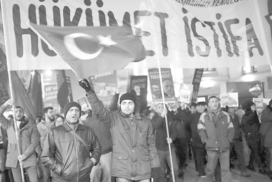 　土耳其民眾25日抗議政府貪腐行為。