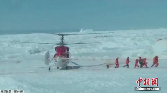 中國雪龍?zhí)栆褟亩硎芾Т恢芯瘸龅谝慌?2名乘客 中國雪龍?zhí)栆褟亩硎芾Т恢芯瘸龅谝慌?2名乘客