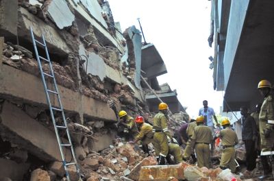 4日，印度卡納科納，救援人員正在搜尋被掩埋的幸存者和遇難者遺體。圖/東方IC