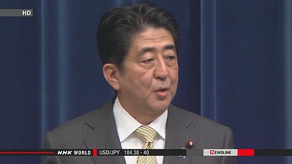 日本首相安倍晉三出發(fā)前往瑞士前接受記者采訪。